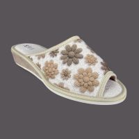 Kapcie damskie KD-LEN-04 – beżowe kwiaty wytłaczane, lniana wkładka, koturna 3,5 cm, polska produkcja