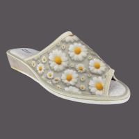 Kapcie damskie KD-LEN-03 – stokrotki, lniana wkładka, koturna 3,5 cm, polska produkcja